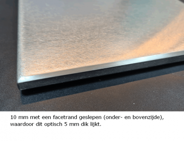 10 mm met een facetrand geslepen onder  en bovenzijde waardoor dit optisch 5 mm dik lijkt