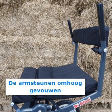 De armsteunen omhoog gevouwen