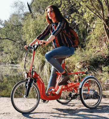 Driewieler bij de vijver 0